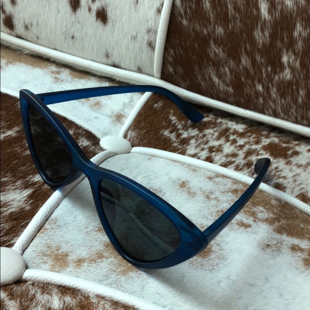 Blue plastic cat eye sunglasses nwt - Picture 2 of 2